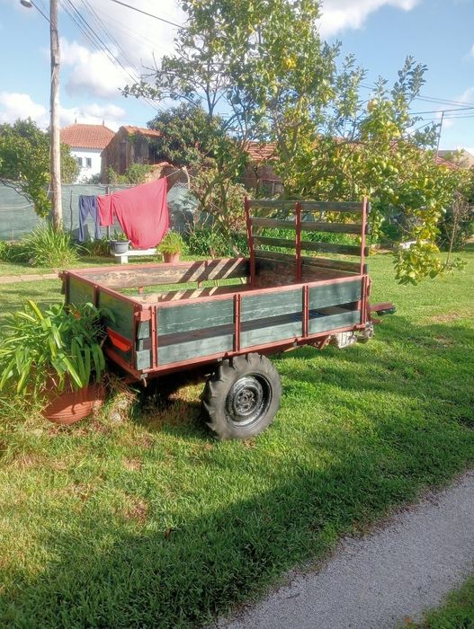 Atrelado com caixa e diferencial
