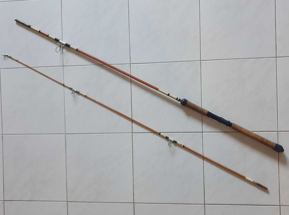 Cana de pesca vintage, marca DAIWA, em fibra maciça, com 2,80m