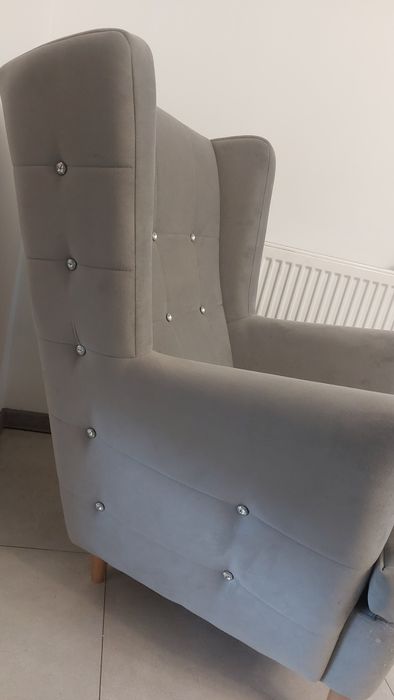 Duży szary fotel glamour uszak z podnóżkiem