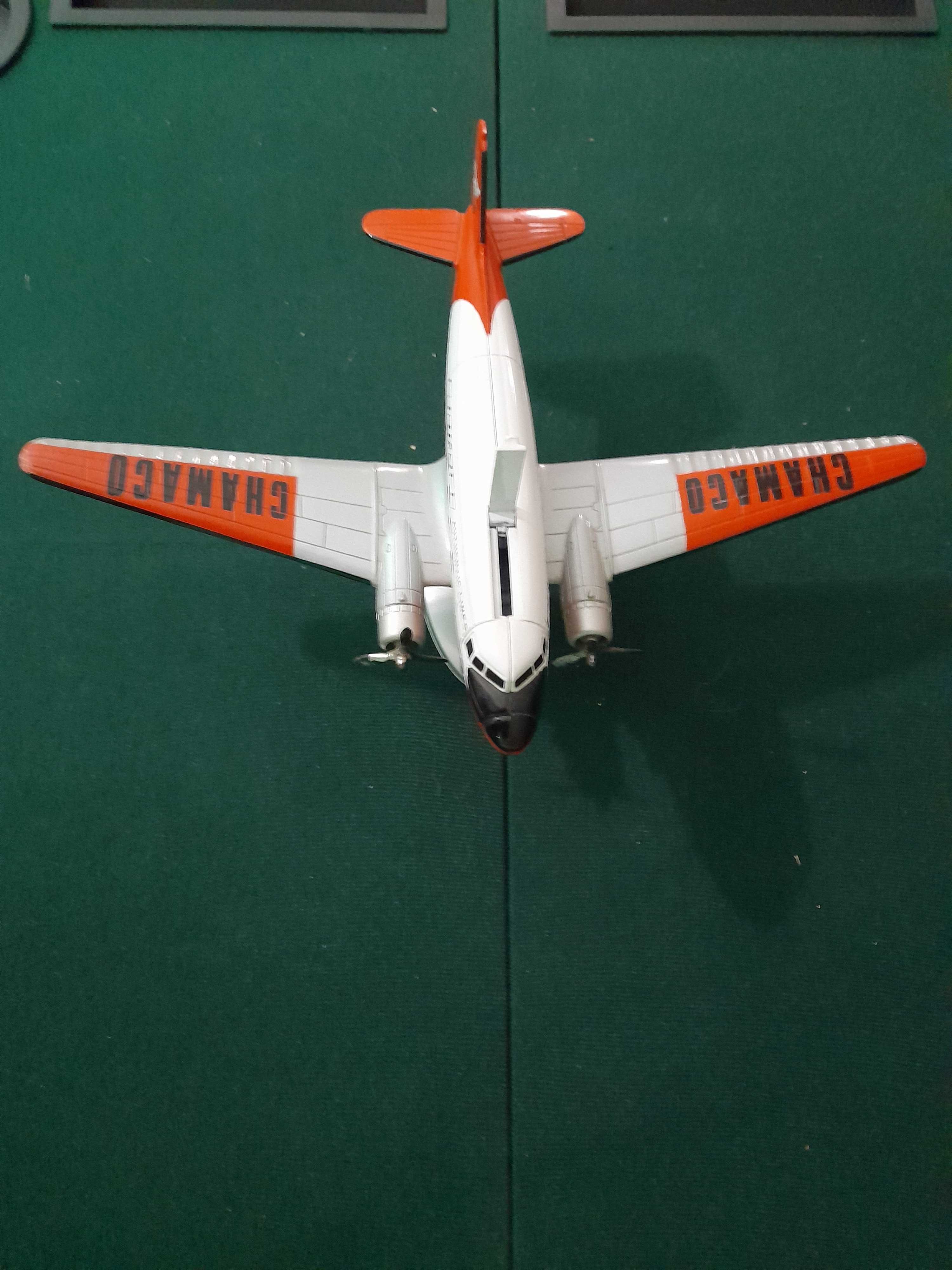 Réplica da Aeronave  Douglas DC-3  Usada, com menos uma pá de Hélice.