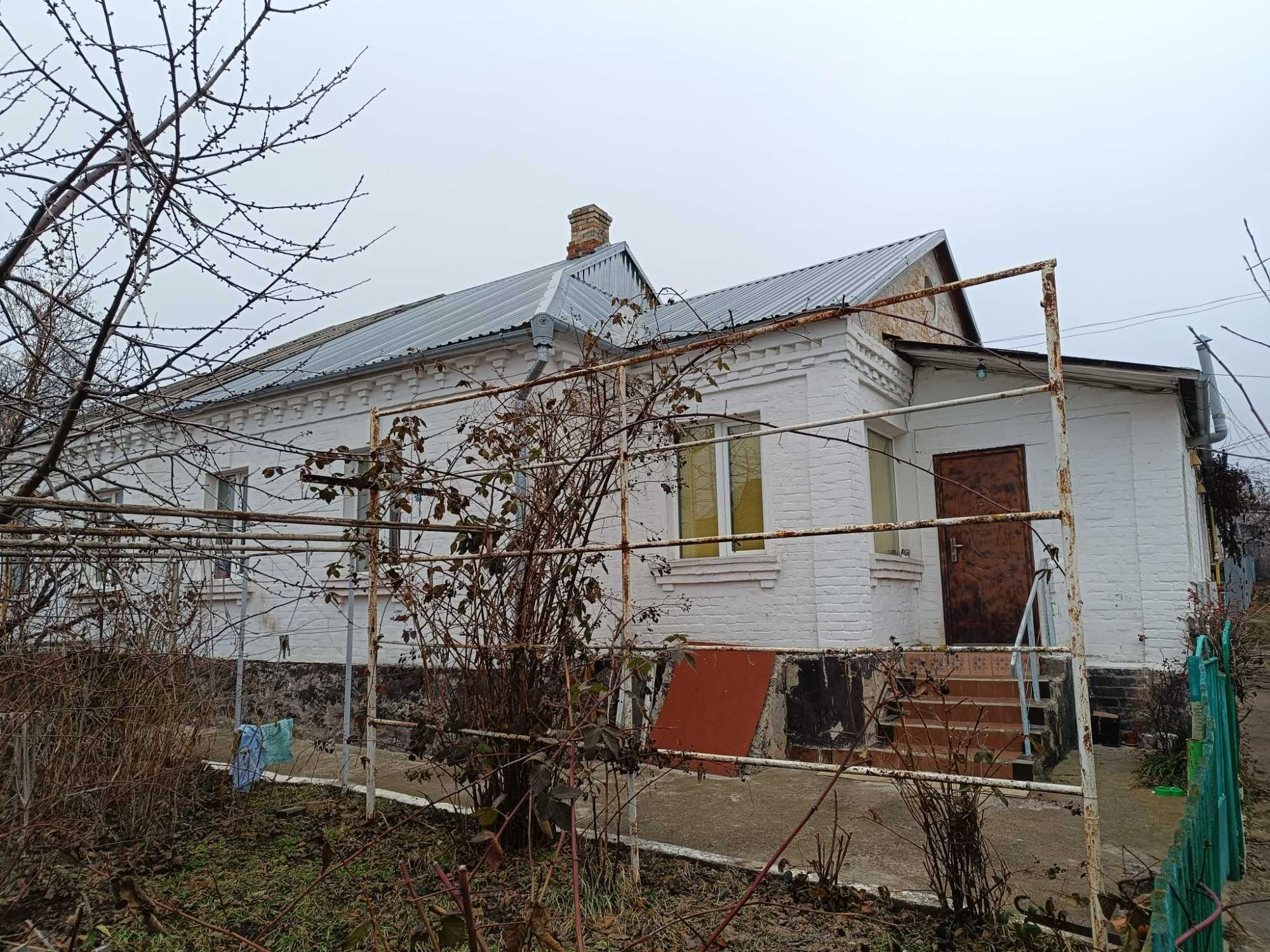 Продається пів будинку на 2частини, кожна зі зручностями, гараж,дворик