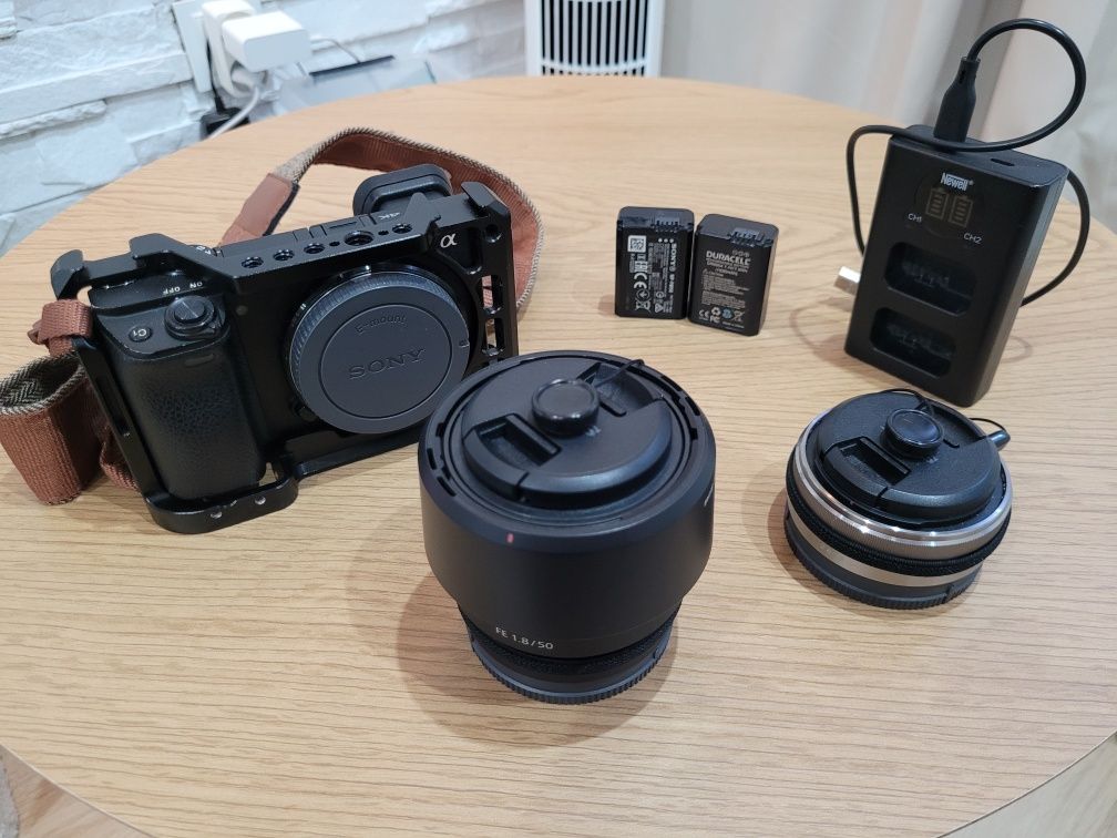 Sony A6400 + FE 50mm F1.8 + 16mm F2.8 (pancake) + small rig + dodatki
