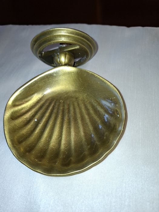 Mosiężna mydelniczka w kształcie muszli