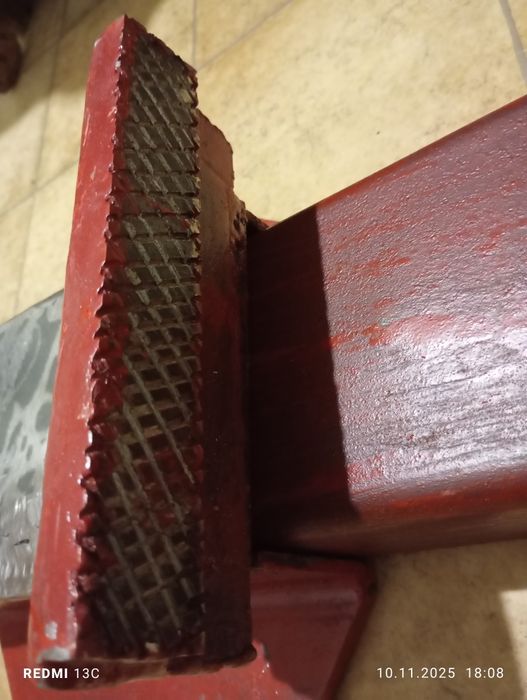 Тиски большие слесарные