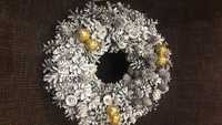 Wianek świąteczny z szyszek sosnowych srebrny złoty 30 cm stroik koło