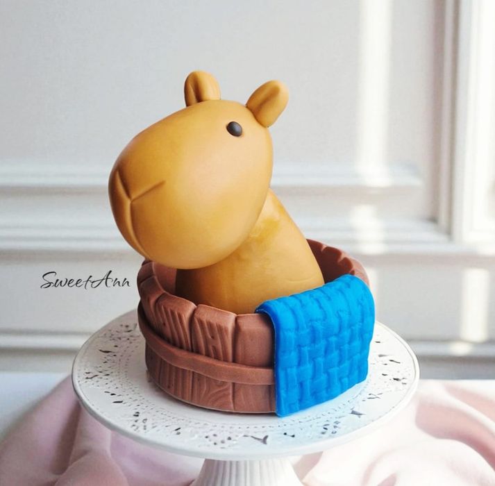 Kapibara dekoracja na tort wykonana z masy cukrowej