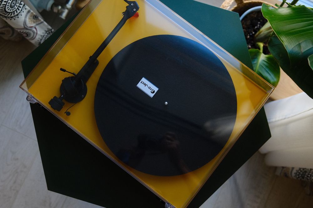 Програвач вінілу Pro-Ject Debut Carbon Evo Yellow