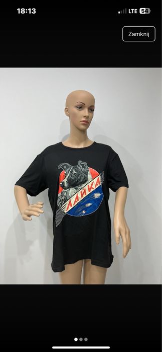 Czarna koszulka z dużym nadrukiem kultowej Łajki