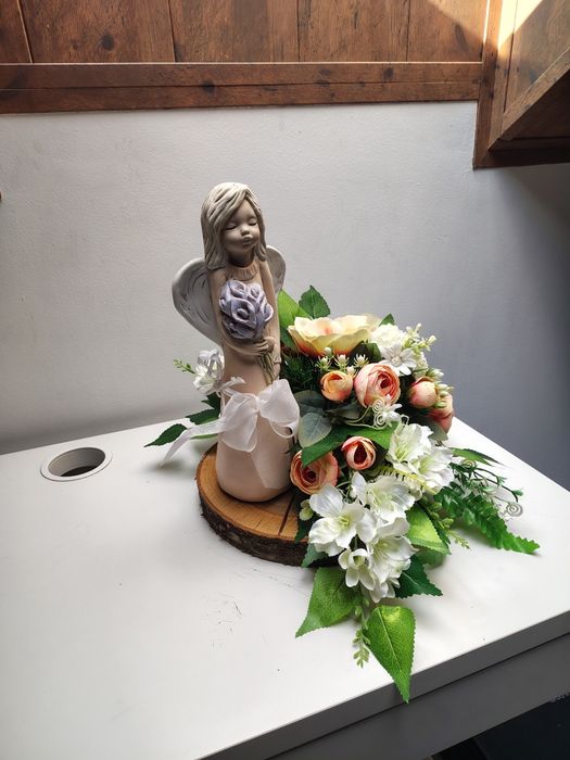 Stroik na grób z aniołem, kompozycja nagrobna na plastrze drewna
