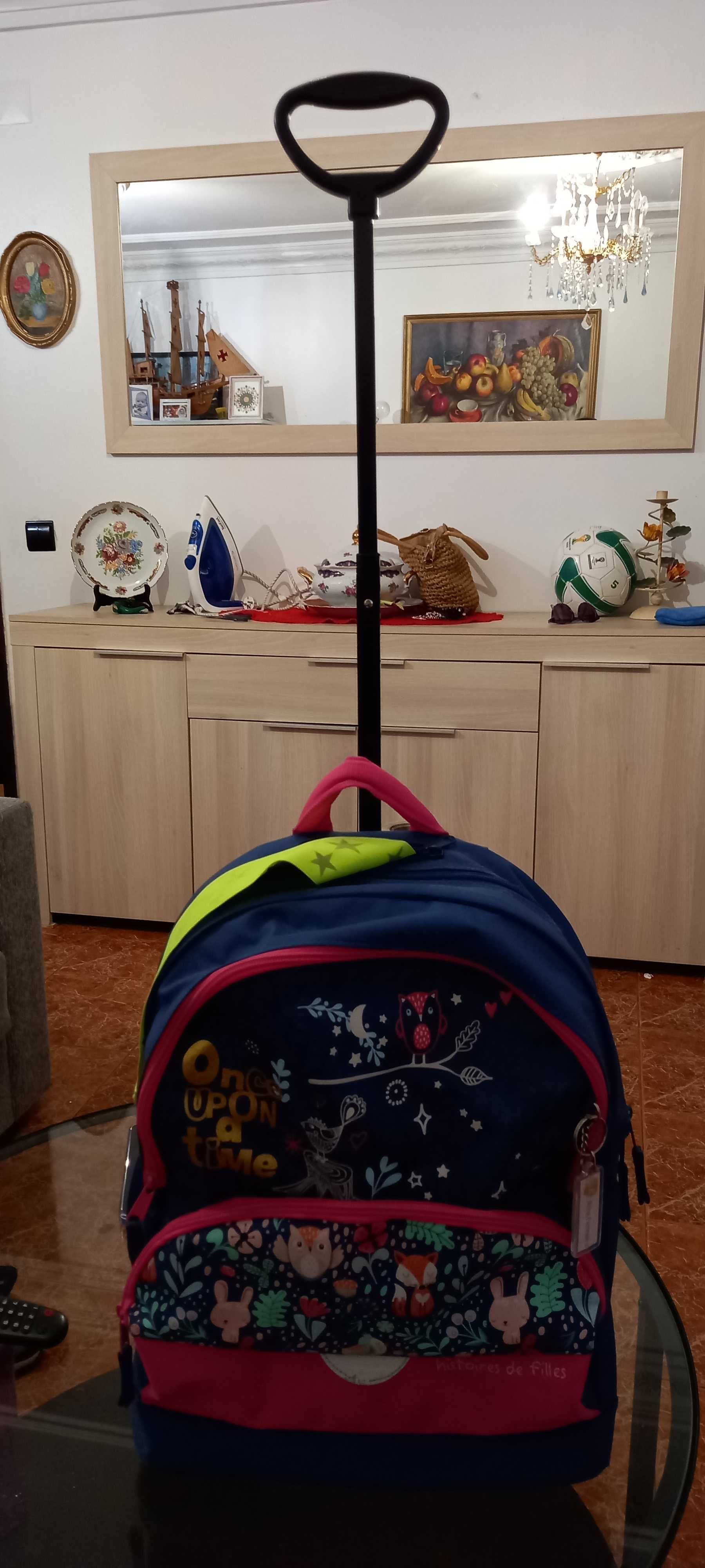 vendo  2 mochilas de rapaz ) + ( 2 carrinhos de bebé