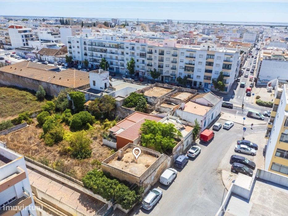 Terreno com Casa em ruínas no Centro de Olhão