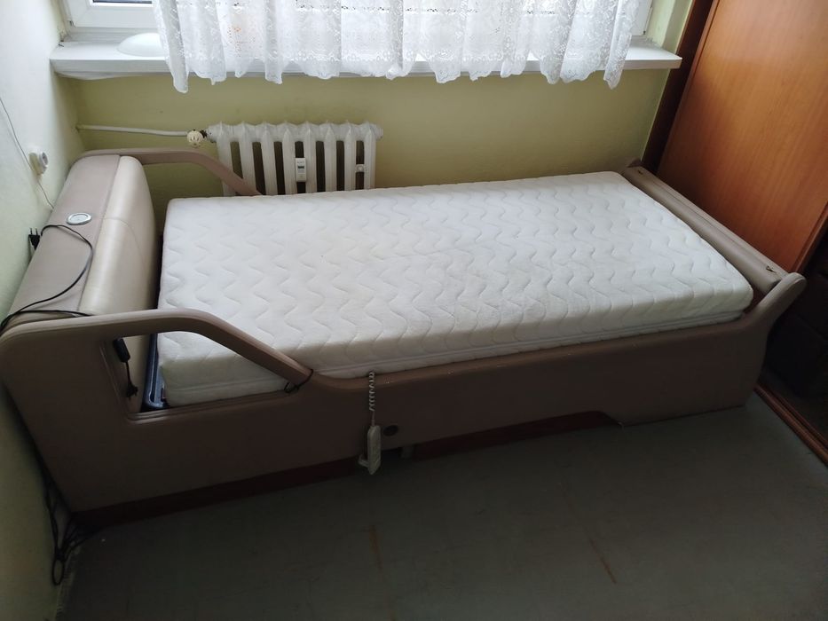 Łóżko rehabilitacyjne z pompowanym materacem