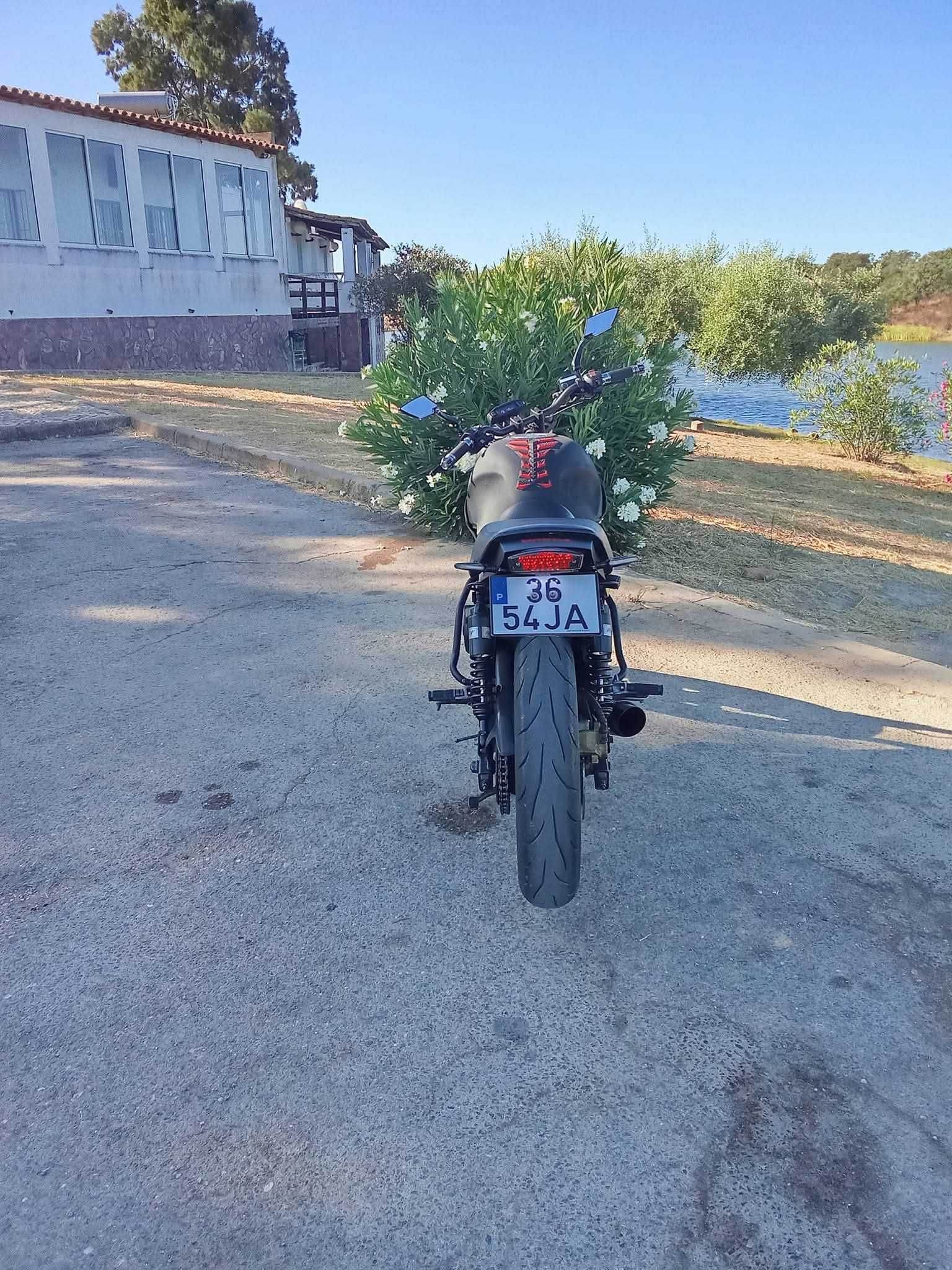 Vende se mota como nova