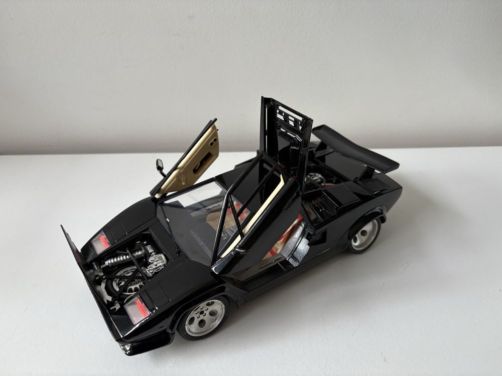 Model Lamborghini Countach 1:18 BBurago Burago (maisto welly)