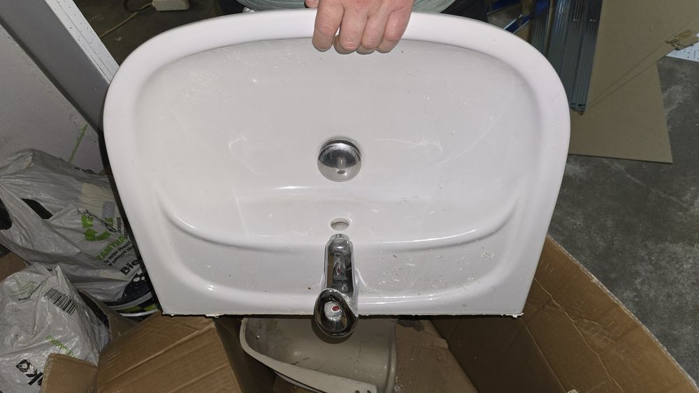 Umywalka z baterią i syfonem gotowa do podlaczenia