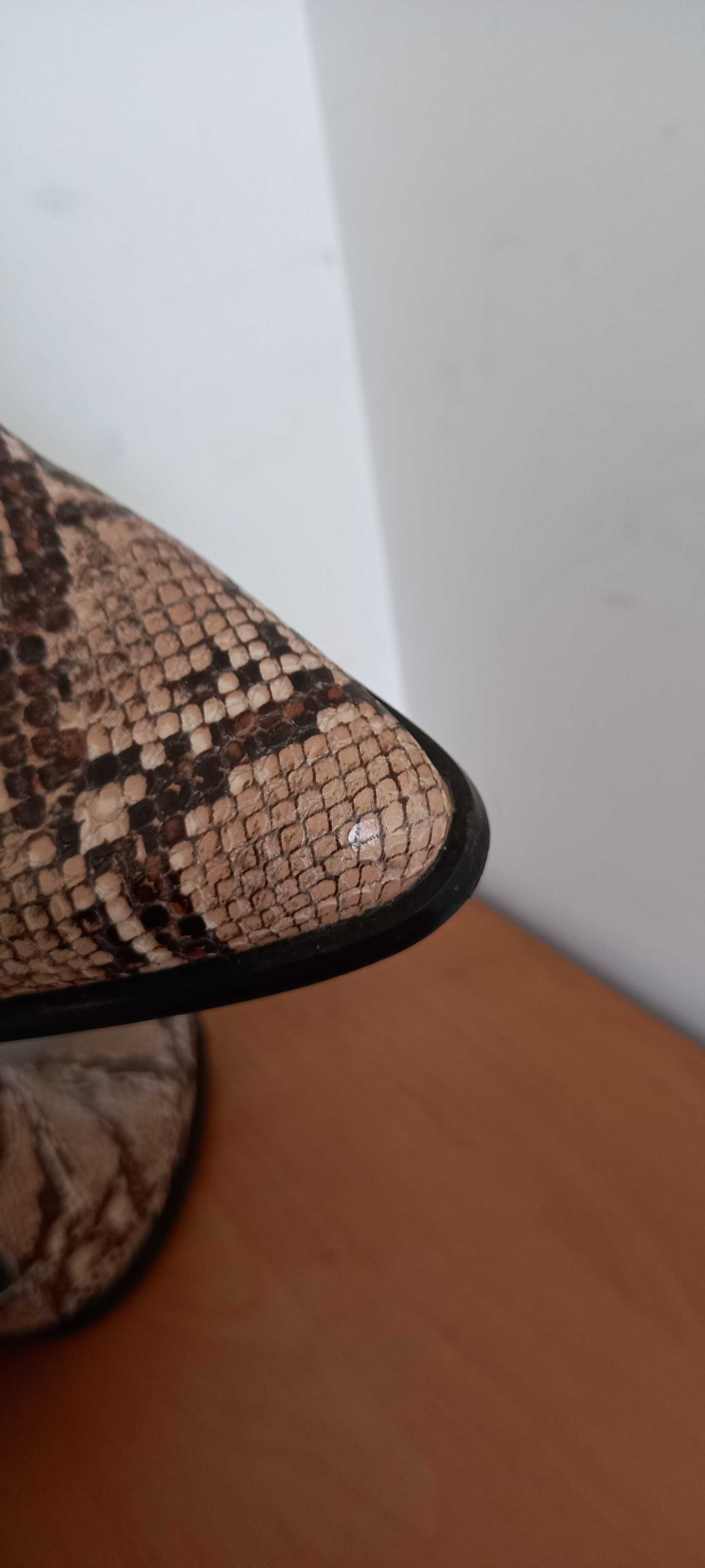 Sztyblety/Botki w wężowy wzór.