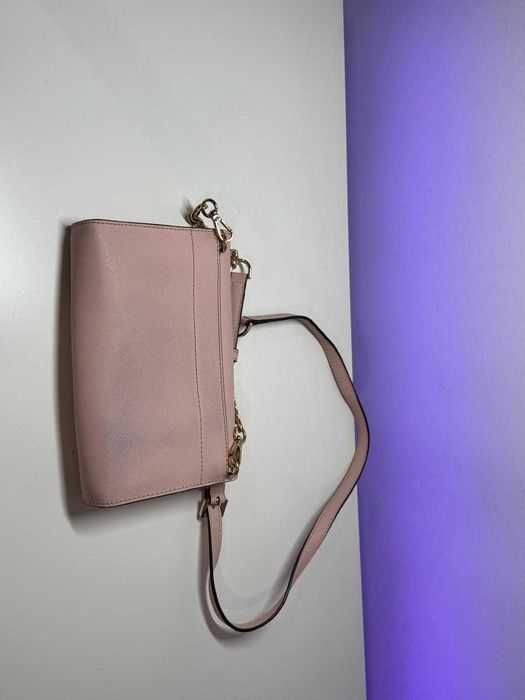 Mala Micheal Kors rosa com uso