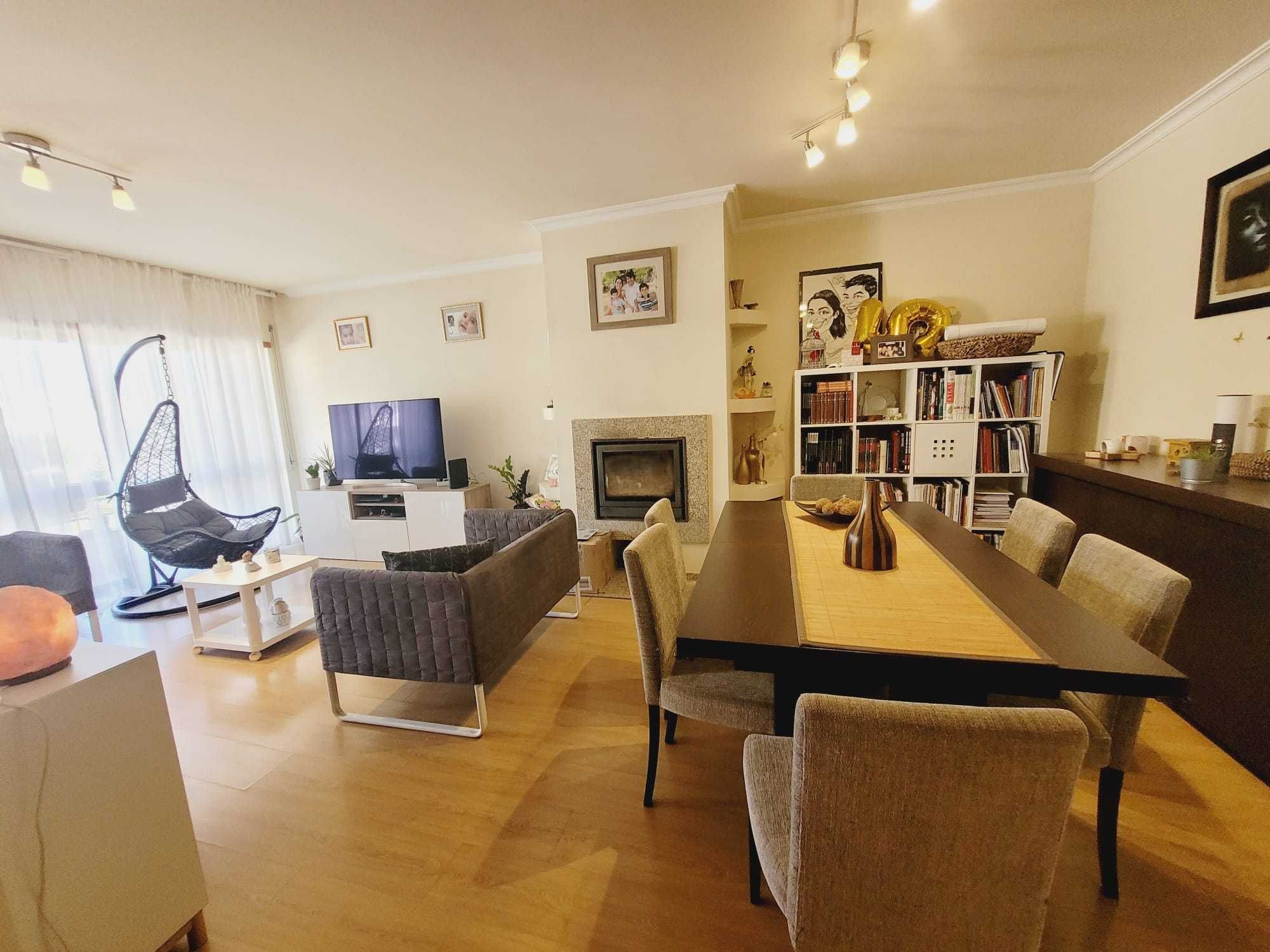 Mesa Extensível e Cadeiras como novas