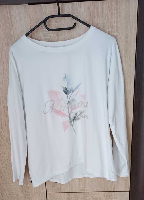 Wygodna białą bluzka z nadrukiem 40 L