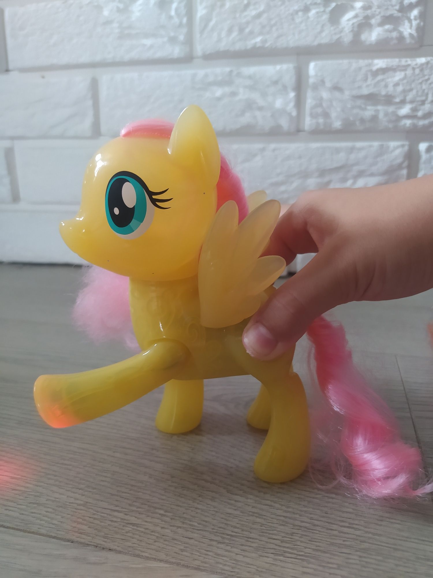 My little pony FlutterShy świecące kopytka