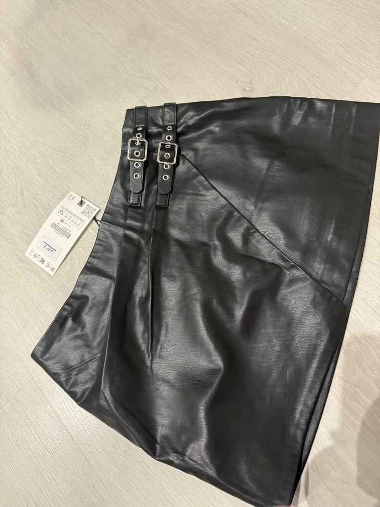 Спідниця зі штучної шкіри з пряжками zara