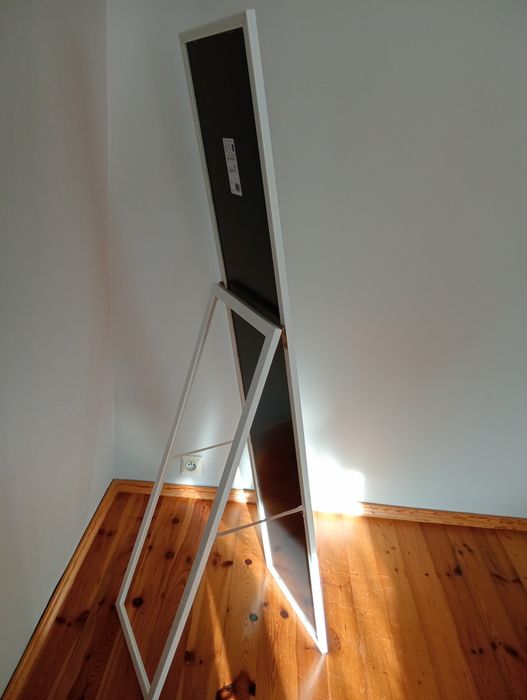 Lustro stojąca pęknięte