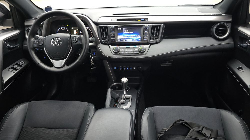 Продам офіційний Toyota Rav4