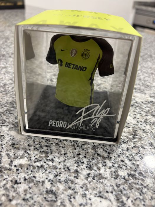 VITRINA CAMISOLA  pedro goncalves sporting