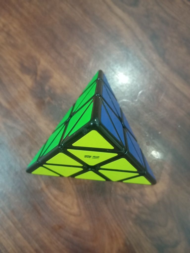Кубик Рубика Piraminx