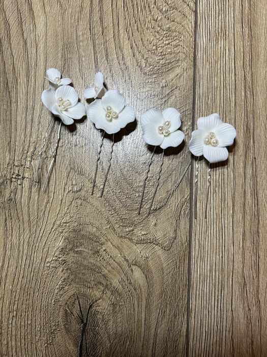 Białe ceramiczne kwiaty ślubne do włosów