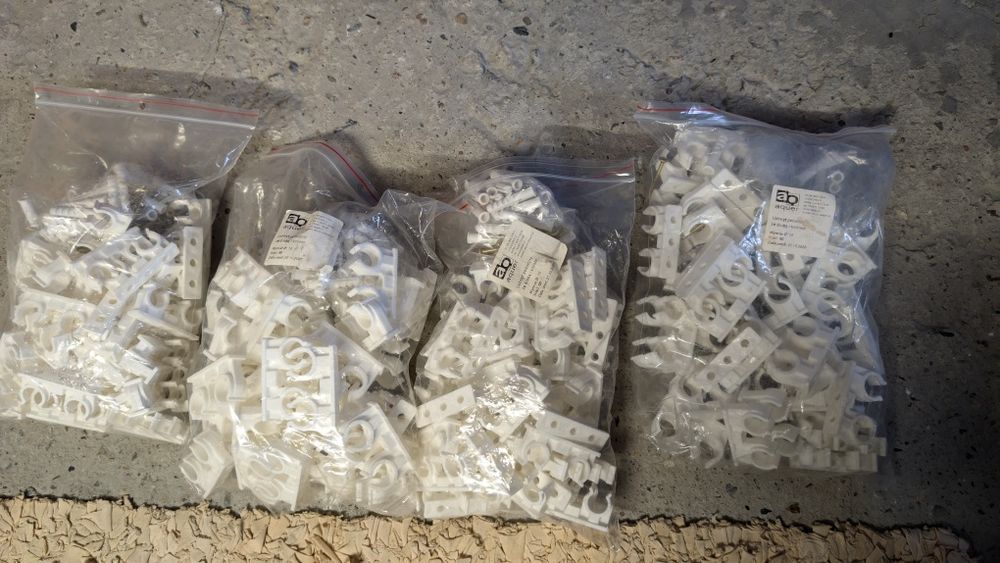 Uchwyt podwójny do rur, biały, 15 mm -i 18 mm. Nowe 200 szt.
Wykonany