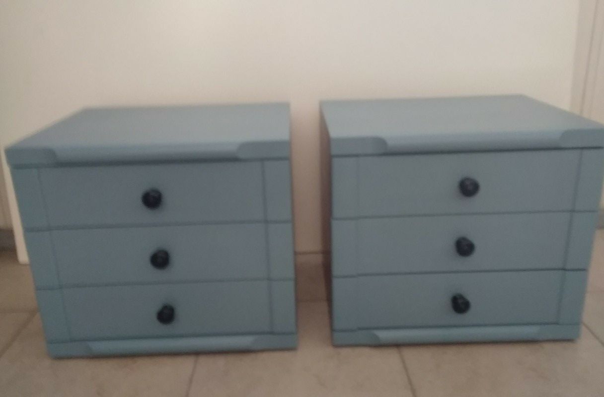 Mesas de cabeceira com 3 gavetas