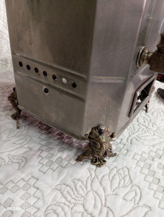 Máquina de café antiga de saco em bom estado de conservação.