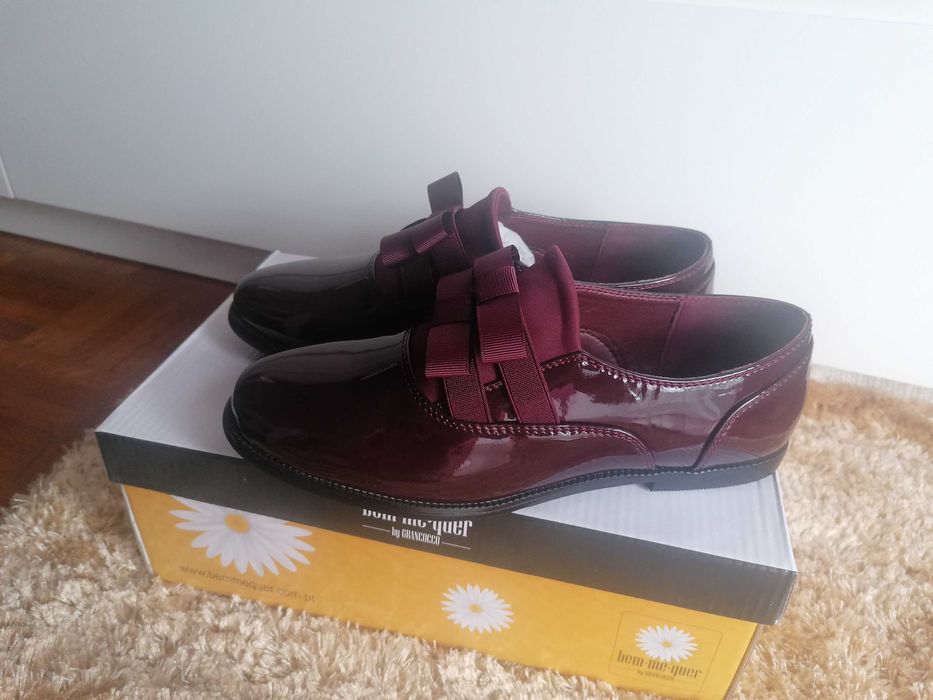 Sapatos brilhantes bordoux