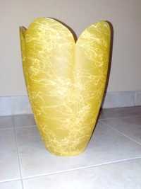 jarra decorativa de vidro amarelo