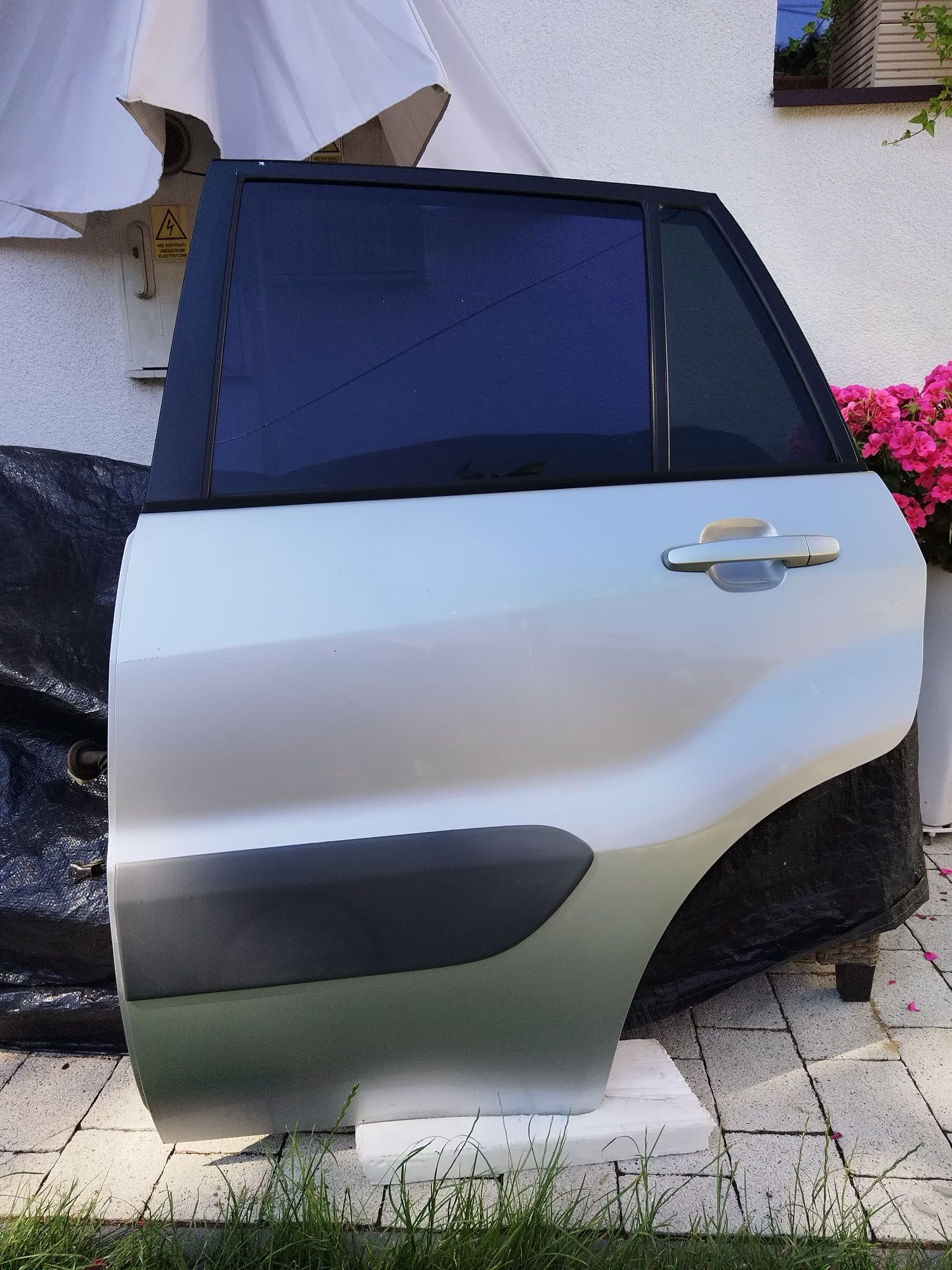 Drzwi lewy tył Toyota Rav4 II gen 00-05 srebrne