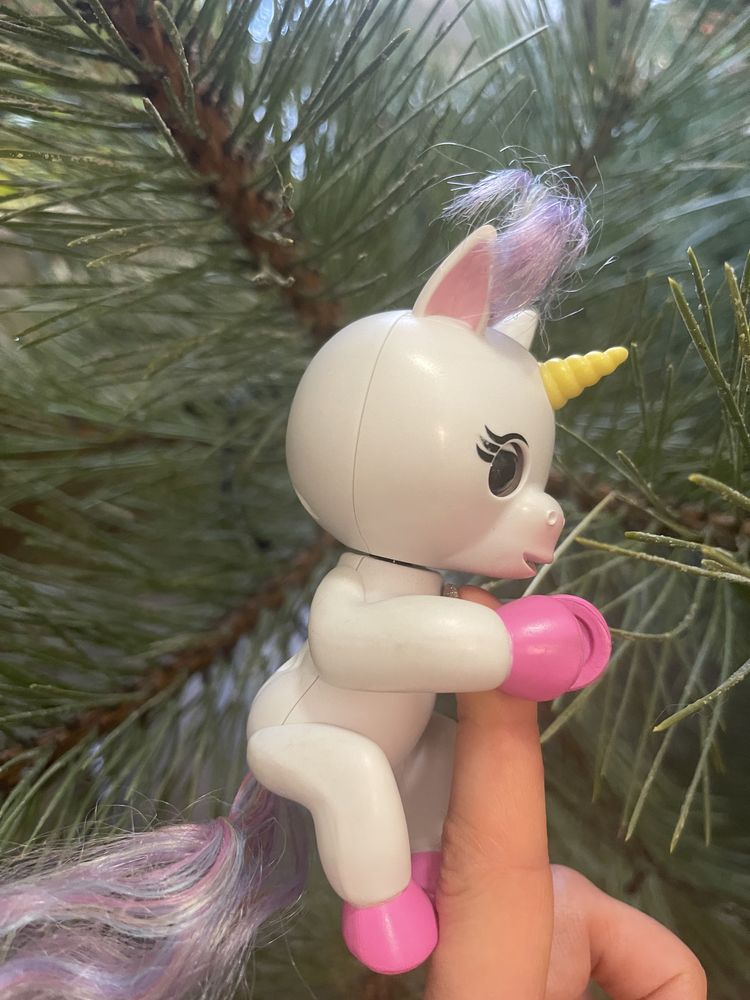 WowWee Fingerlings Glitter Unicorn Интерактивный единорог Mackenzie св