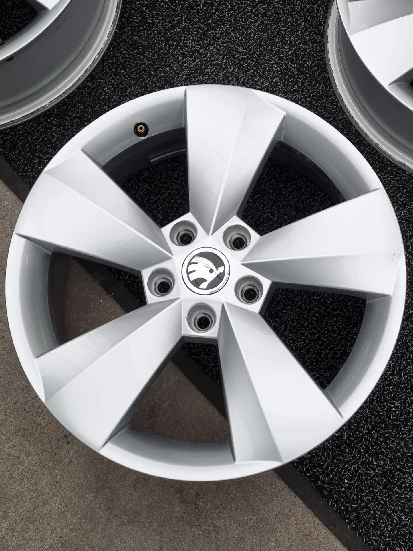 Felgi Alu 17" Skoda Kodiaq Karoq Superb III II Octavia IV III II 5x112