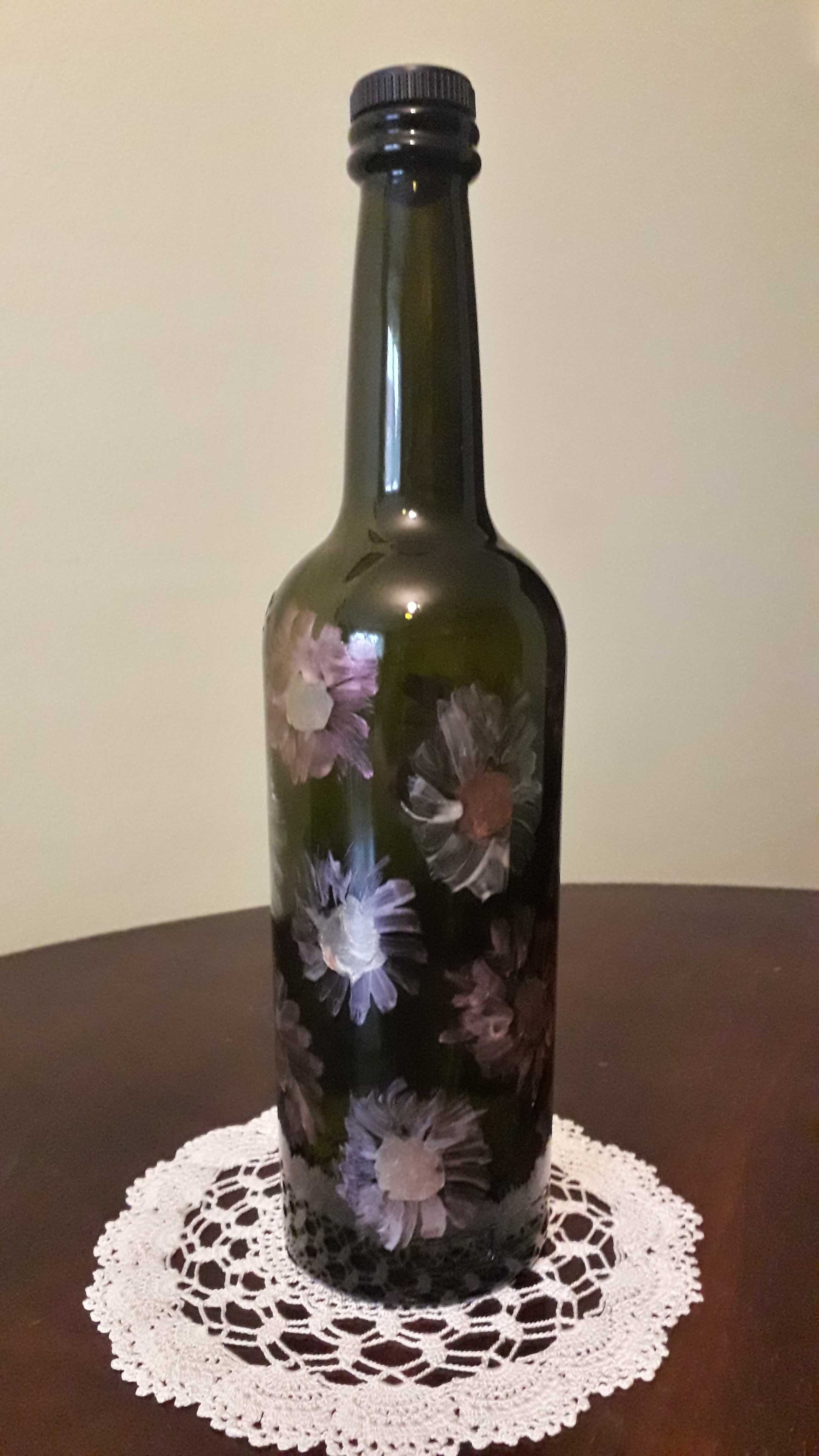 Butelka ręcznie malowana kwiatowy wzór z ciemnego szkła