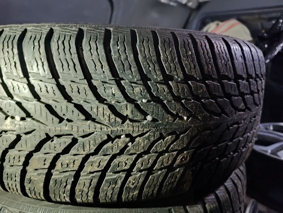 Шини Нокіан 215/55/17; гарний комплект зими та пара всесезонки , з ЄС