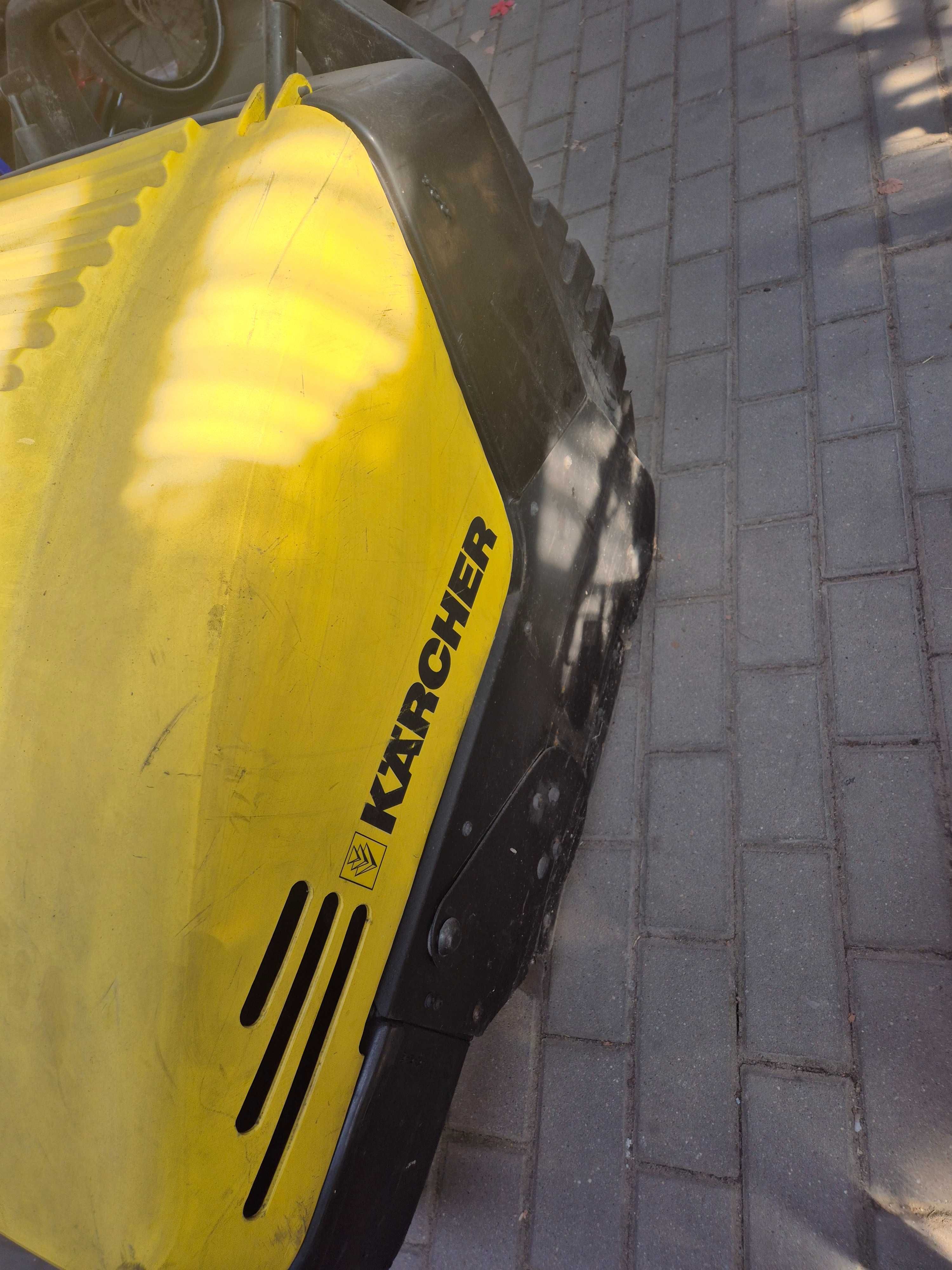 Profesjonalna zamiatarka Karcher KSM 750 Bat