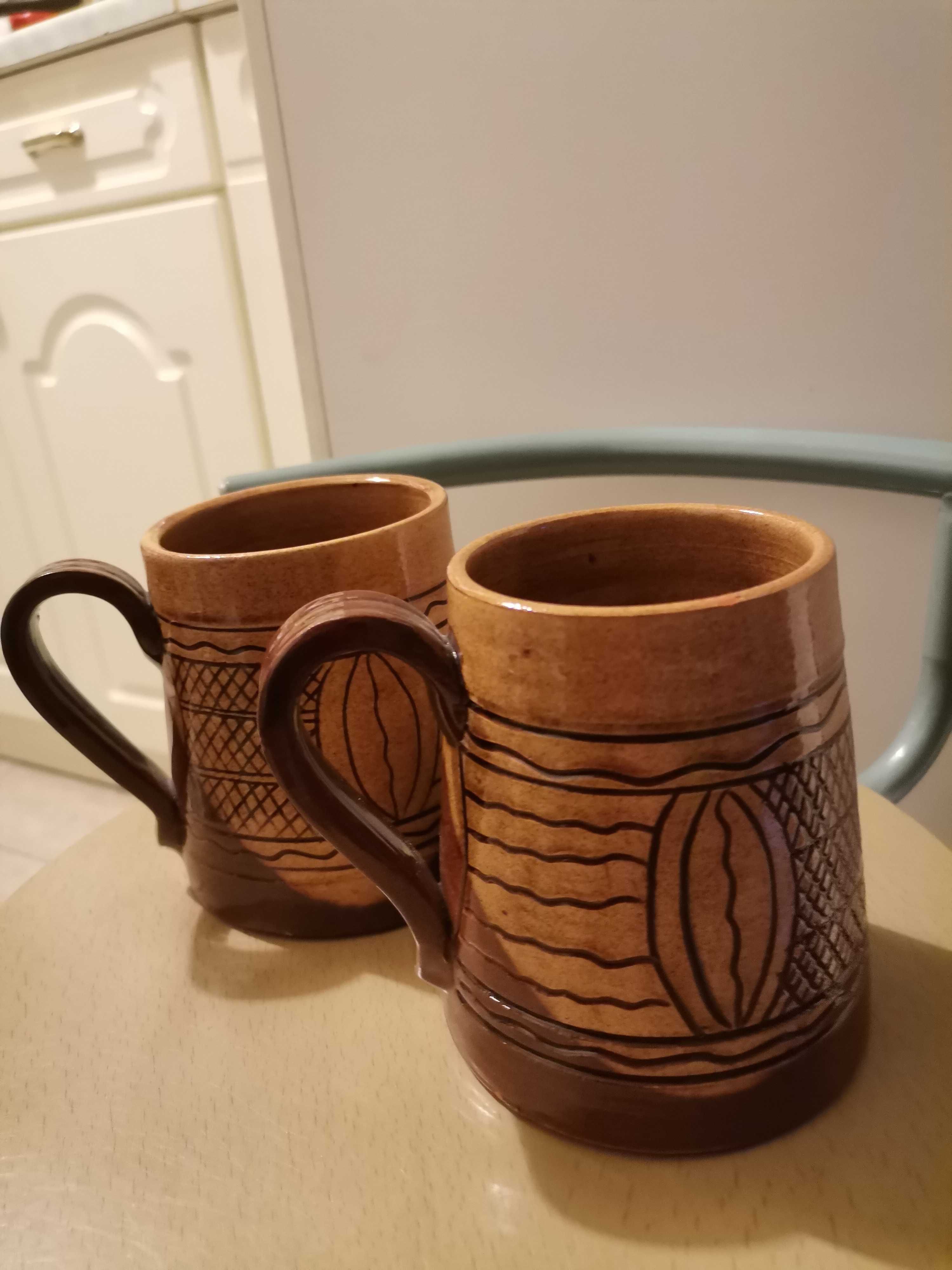 Dwa brązowe ceramiczne kufle