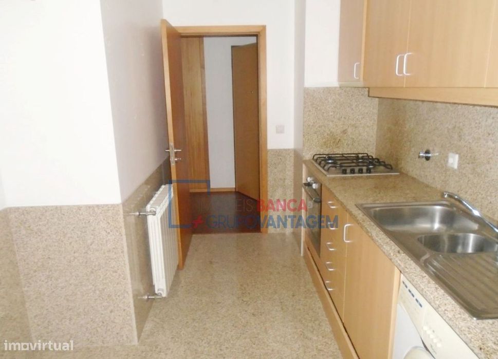 Apartamento T2 c/ Lugar de Garagem e 3 Arrecadações