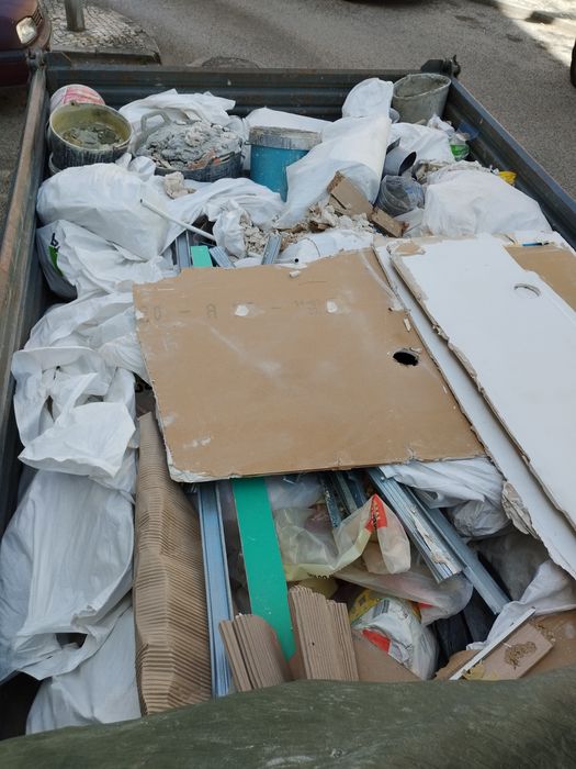 Recolha de entulhos, mudanças e transportes de mercadorias.