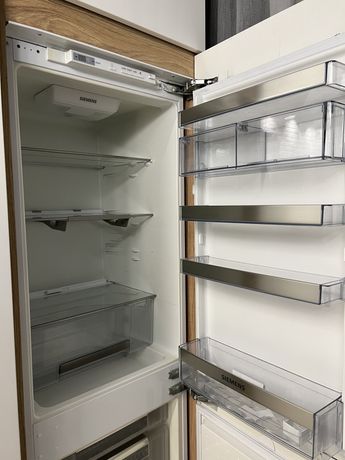 Встроенный холодильник Simens