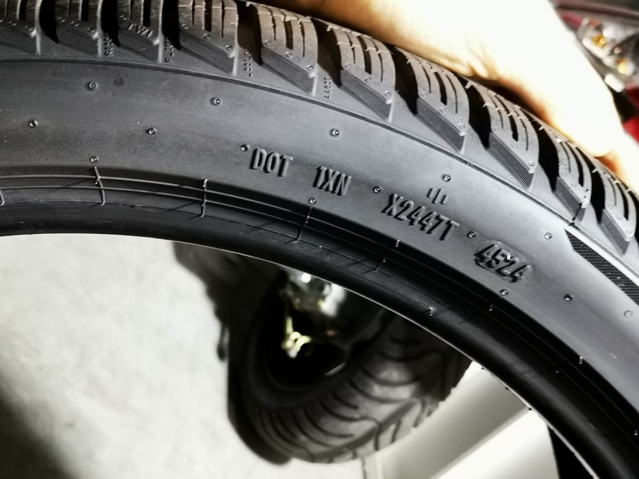 NOWE OPONY - DOT 4524 - Pirelli P Zero Winter 2 225/40/19 93 V XL