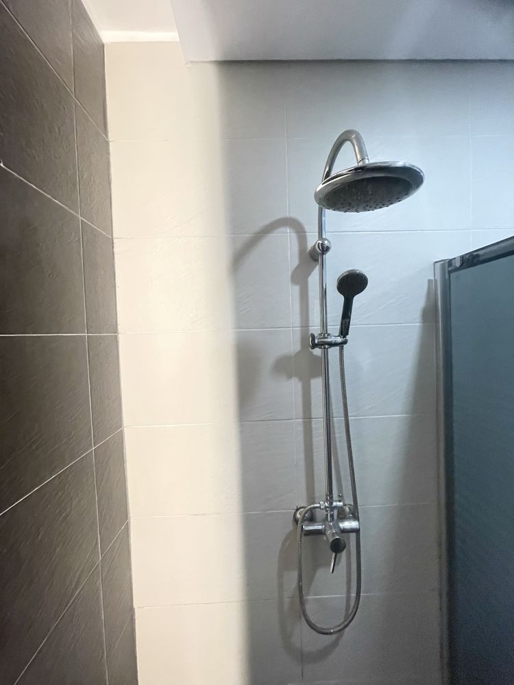 Chuveiro de parede e de mão cromado