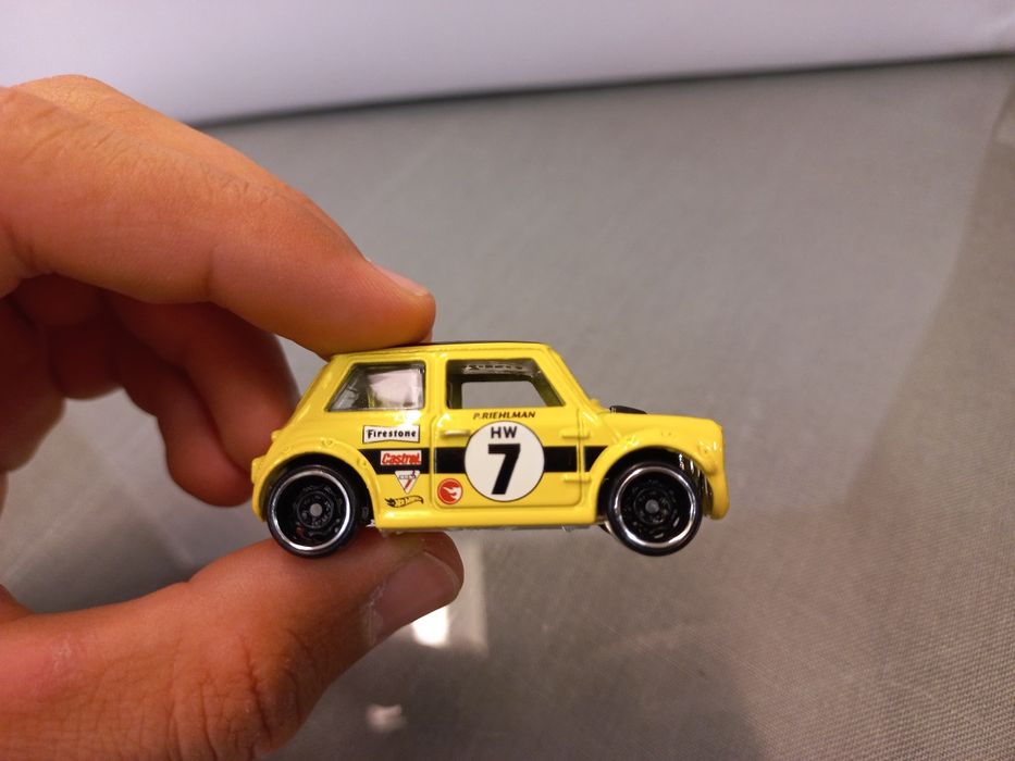 TH Hot Wheels Morris Mini