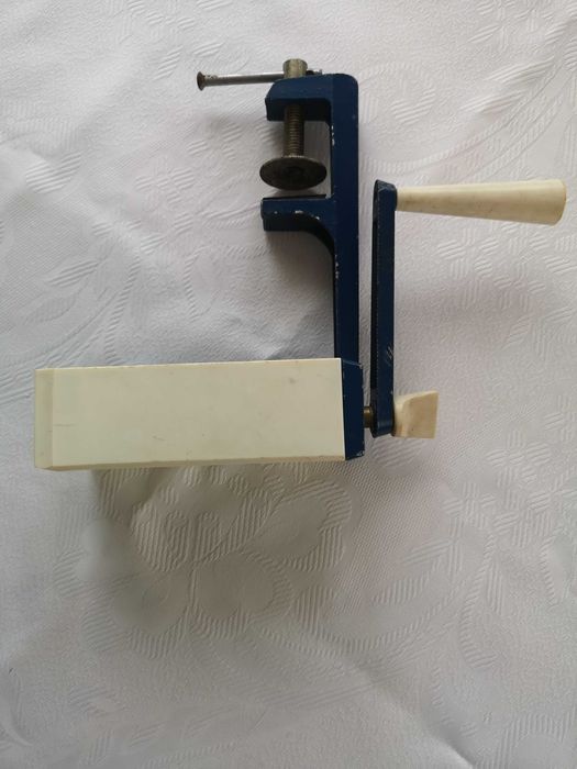 Krajalnica  ręczna do wyrobu makaronu.