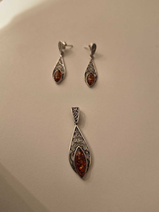 Kolczyki i zawieszka, srebro i bursztyny